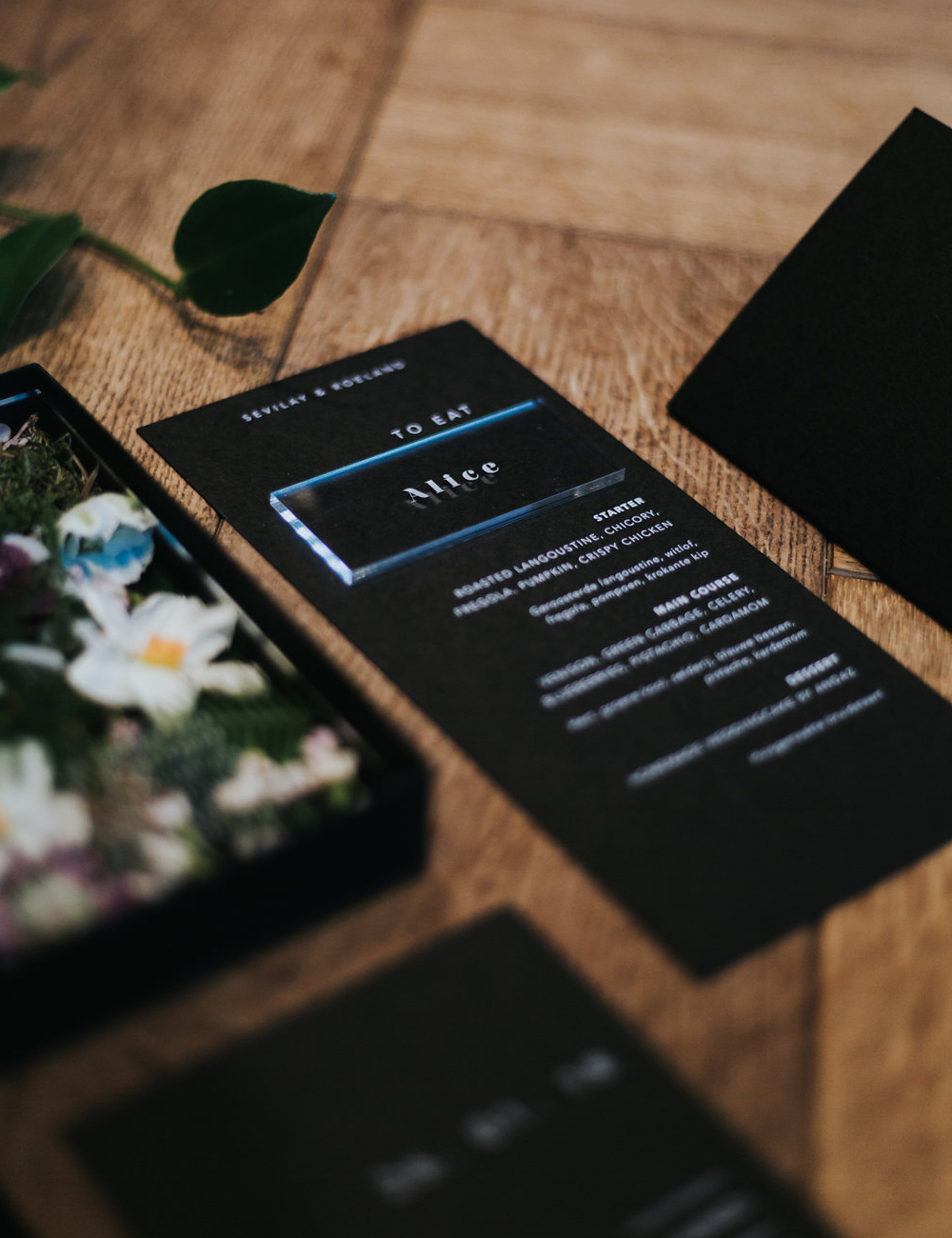 Studio Spruijt plexiglas naamkaartjes en bruiloftsuitnodiging